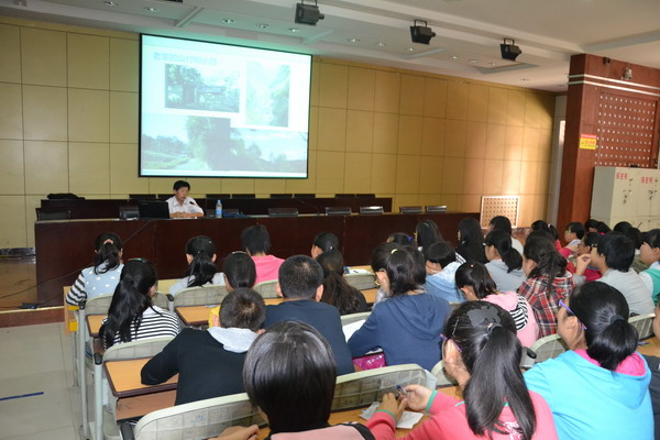 作家王政为澄城中学玉泉文学社学生作报告