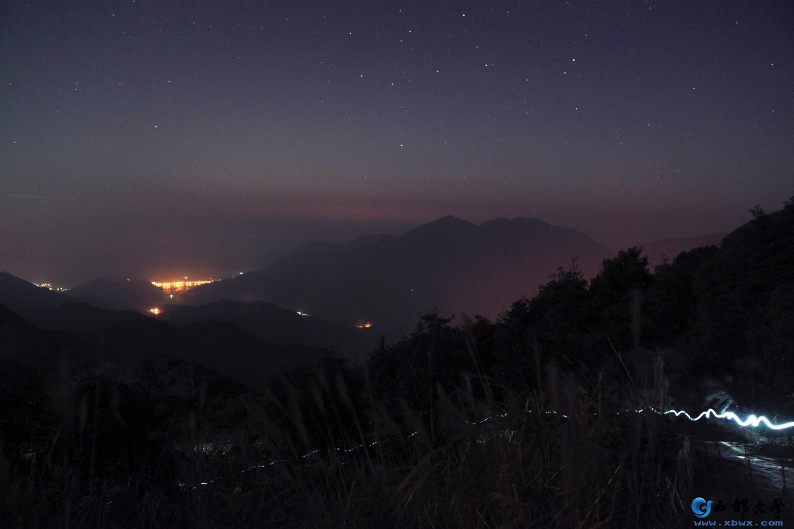 夜色下的凤凰山